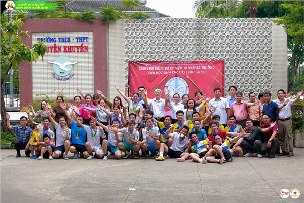 Đá bóng giao hữu cựu học sinh khóa 1995 và giáo viên